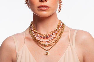 Le collier Sofia en arc-en-ciel