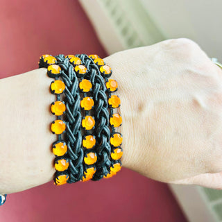 Ziri Bracelet in Smutt / Electric Orange